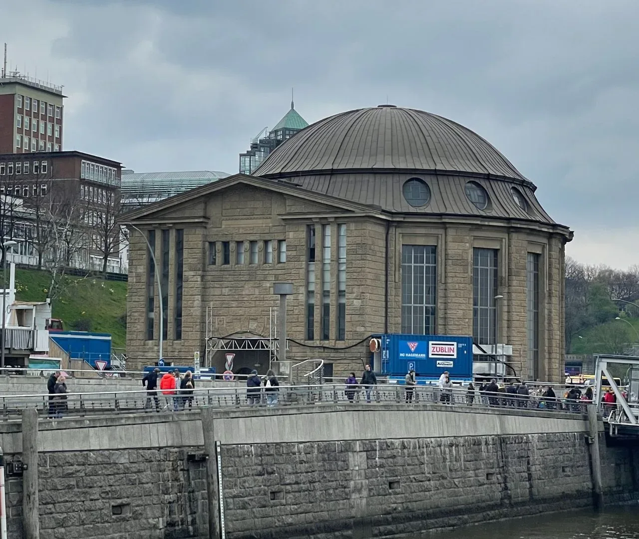 Elbtunnel durchqueren in hamburg mit Kindern (2)