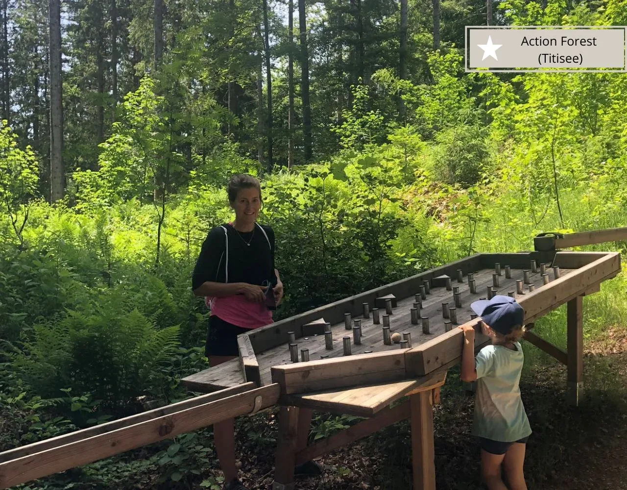 Holzukugelbahn als tolle Beschäftigung für kleine Kinder während der Rest der Familie klettert