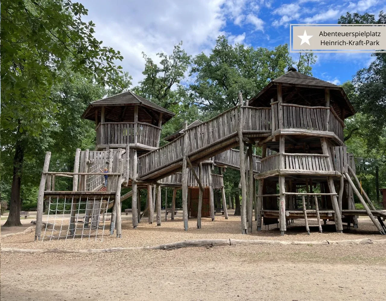 Top Spielplätze in Frankfurt - Abenteuerspielplatz im Heinrich-Kraft-Park mit einem riesigen Klettergerüst