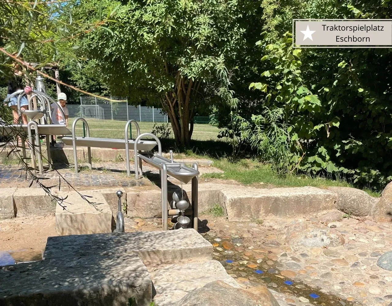 beste Spielplätze in Frankfurt und Umgebung - Traktorspielplatz Eschborn am Bach mit Matschspielplatz