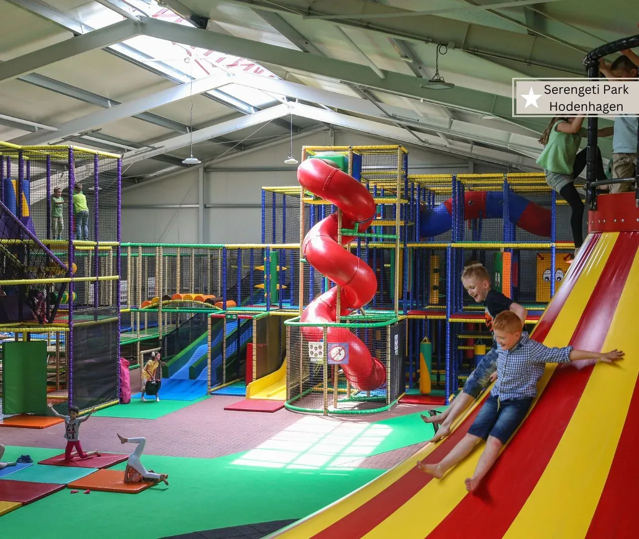 Freizeitparks für Kleinkinder - Serengeti Park mit Indoor Spielplatz und vielen Karussellen (1)