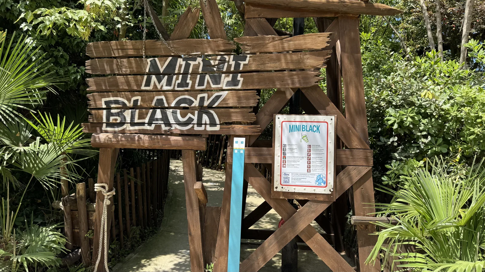 Hölzernes Tor mit dem Schriftzug Mini Black, daneben eine Regeltafel und eine schmale Messlatte