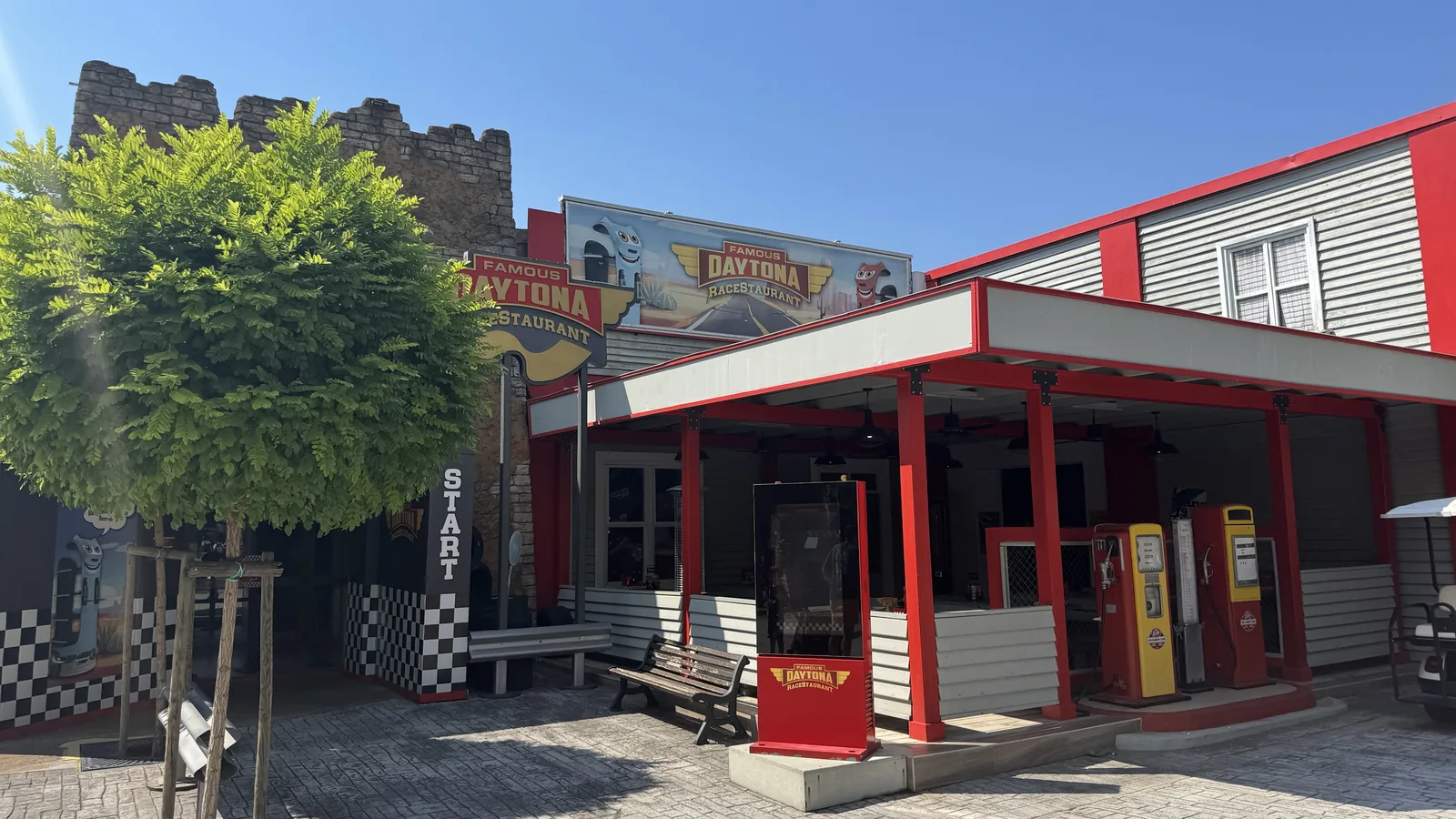 Restaurantgebäude im Stil einer amerikanischen Tankstelle mit rotem Vordach, zwei alten Zapfsäulen und dem Schriftzug Famous Daytona Racestaurant