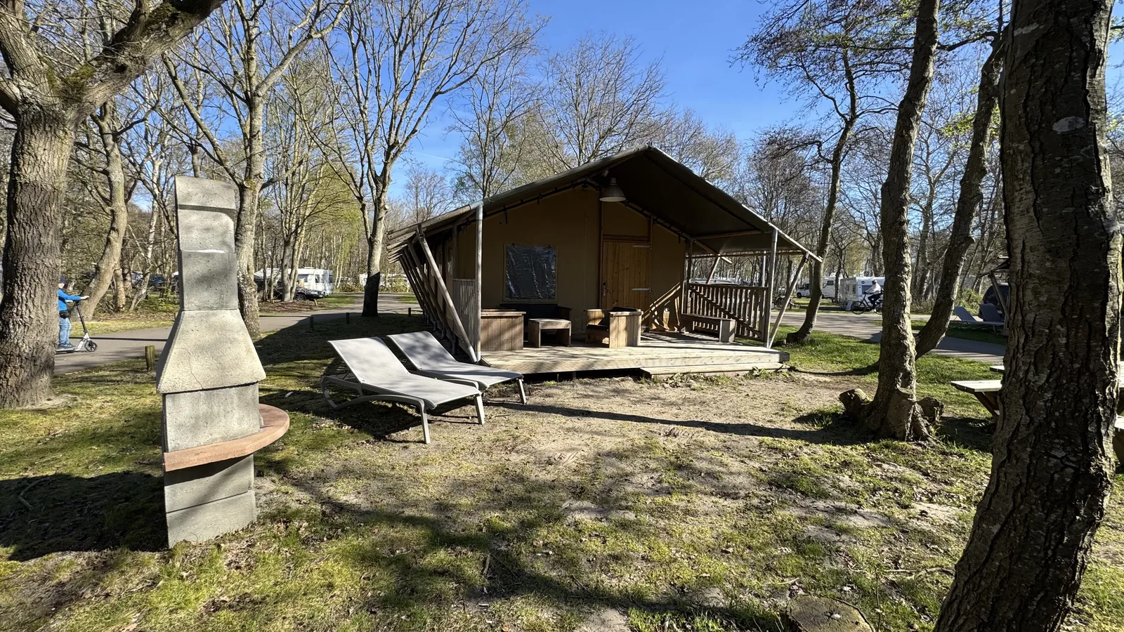 Safarizelt mit Holzterrasse, Sonnenliegen und gemauertem Grillkamin