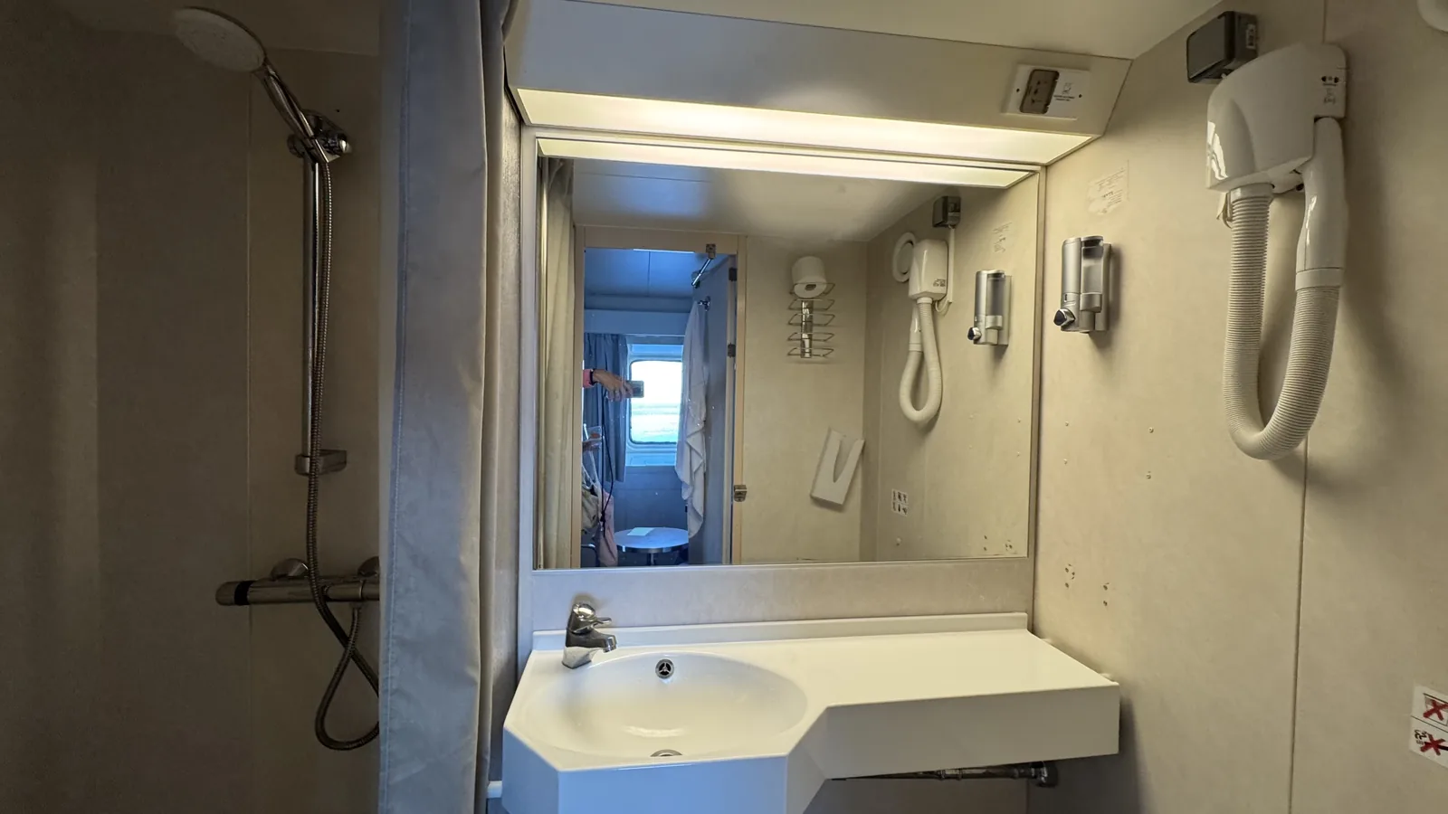 Kleines Kabinenbad der Fähre mit Waschbecken, Spiegel und Dusche