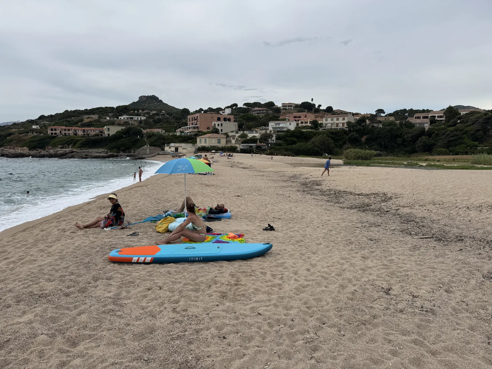 Breiter Sandstrand am Golfe de la Liscia mit Hügeln im Hintergrund nahe dem Camping A Marina auf Korsika