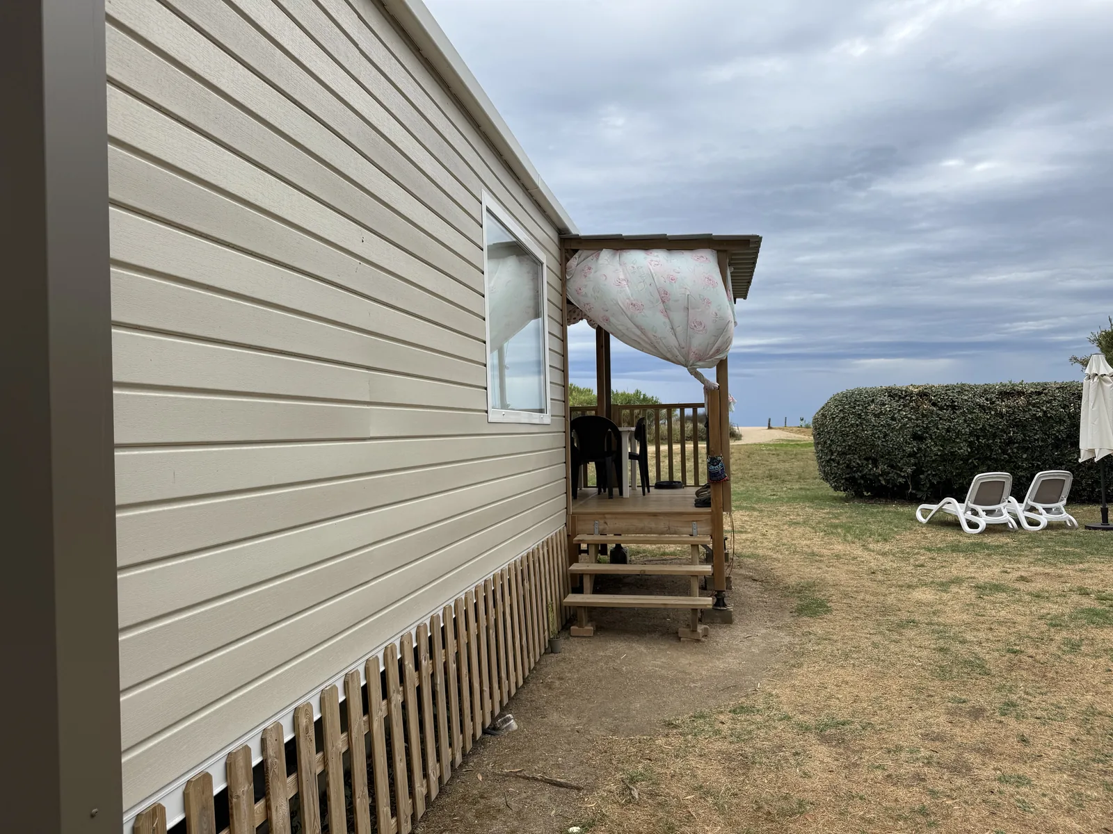 Sandiger Weg über den flachen Sandwall zum Strand beim Camping A Marina
