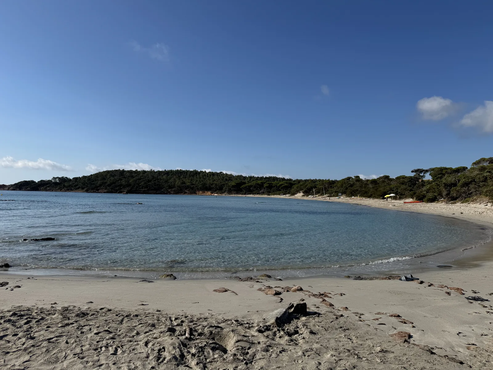 Flacher Sandstrand und ruhiges Wasser am Morgen