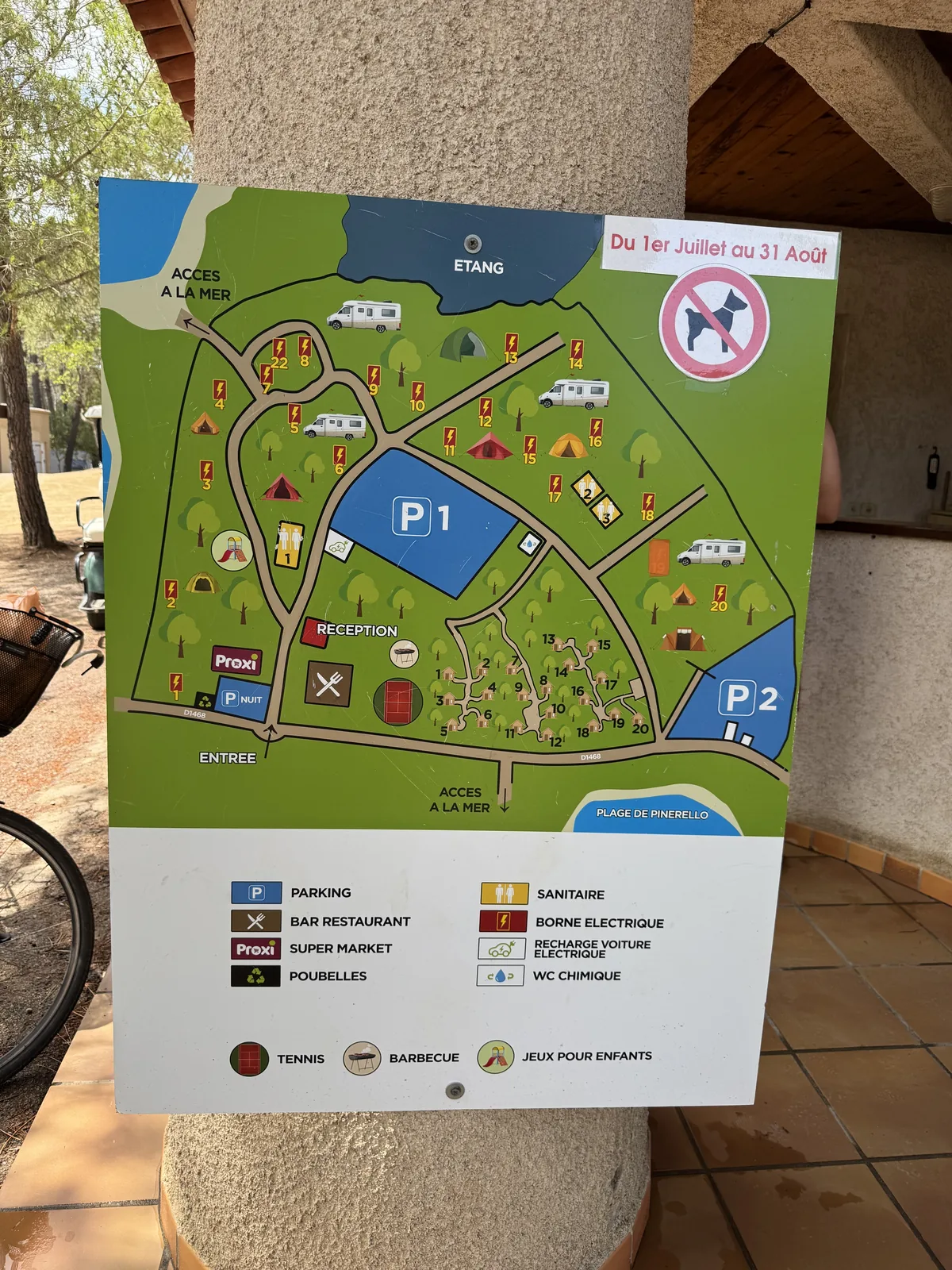 Abfotografierter Lageplan des Camping California mit farbig markierten Stellplatz-Zonen P1 und P2 und den beiden Strandzugängen