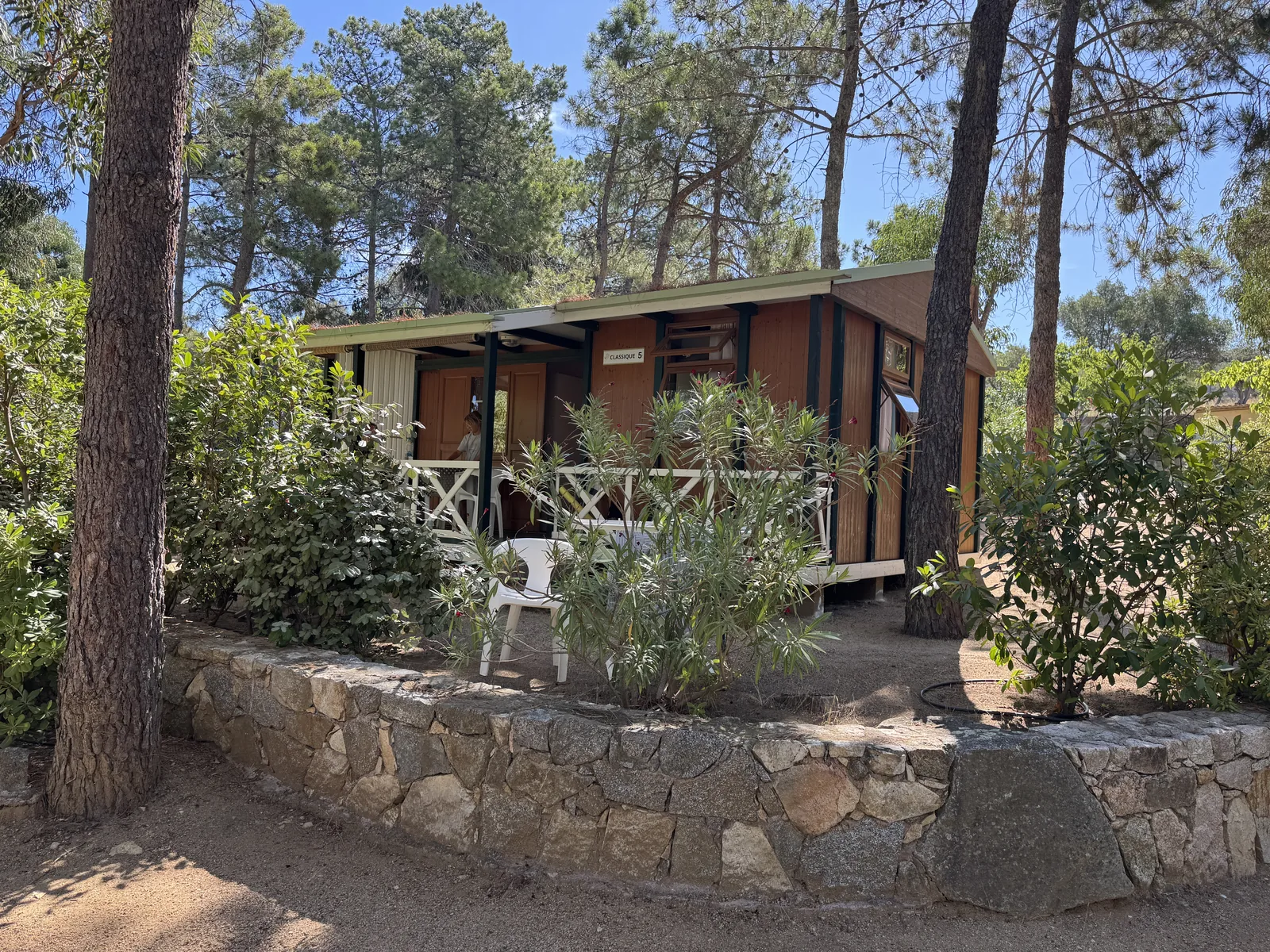 Holz-Bungalow mit Veranda unter Pinien am Camping Le Bodri