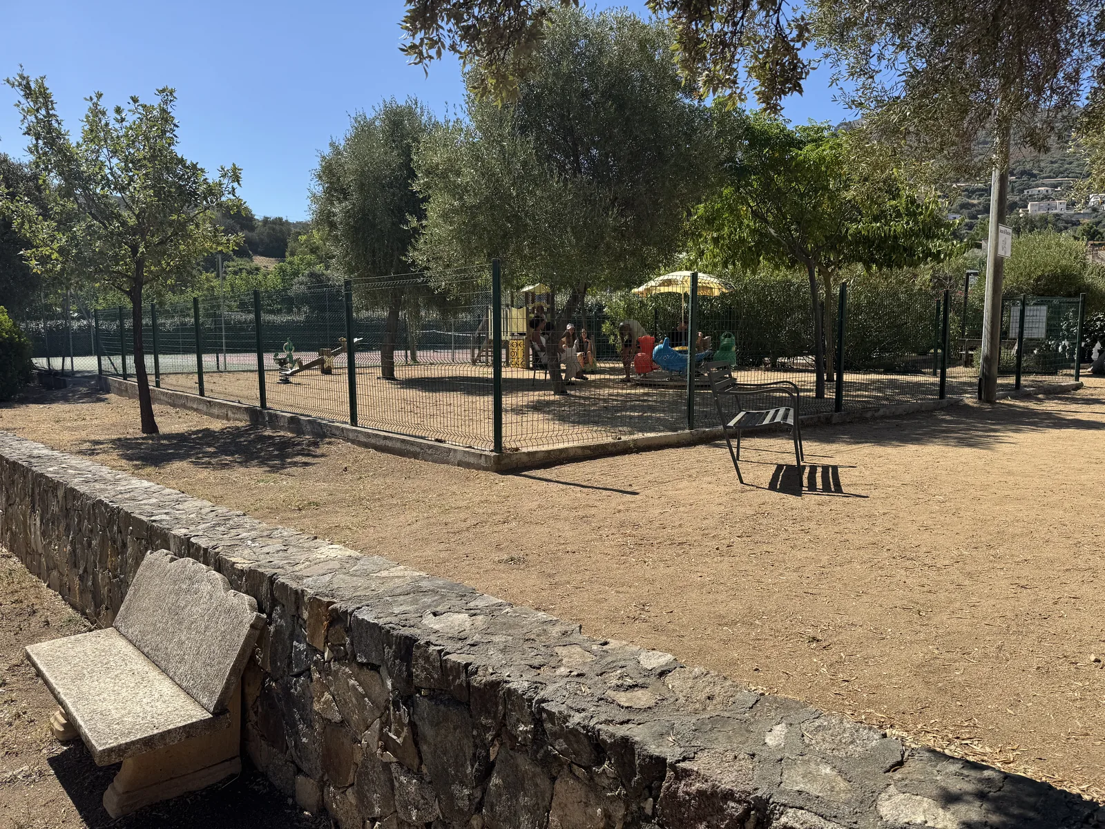 Sandweg durch den Pinienwald am Camping Le Bodri mit Blick aufs Meer der Balagne