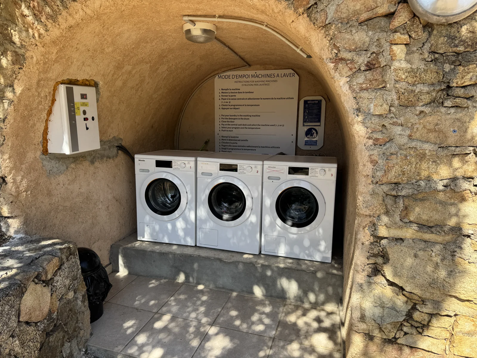 Waschmaschinen in einer Steinnische am Camping Le Bodri