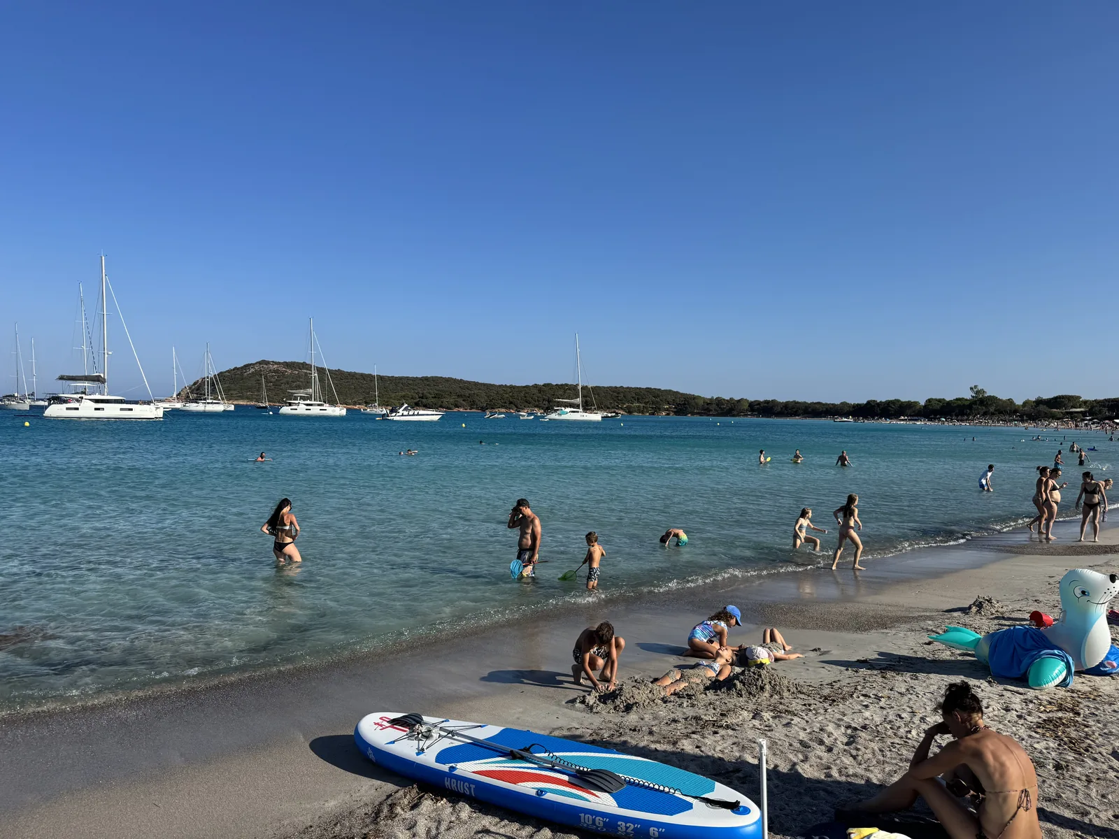 Türkise Bucht von Rondinara mit Booten und Landzungen