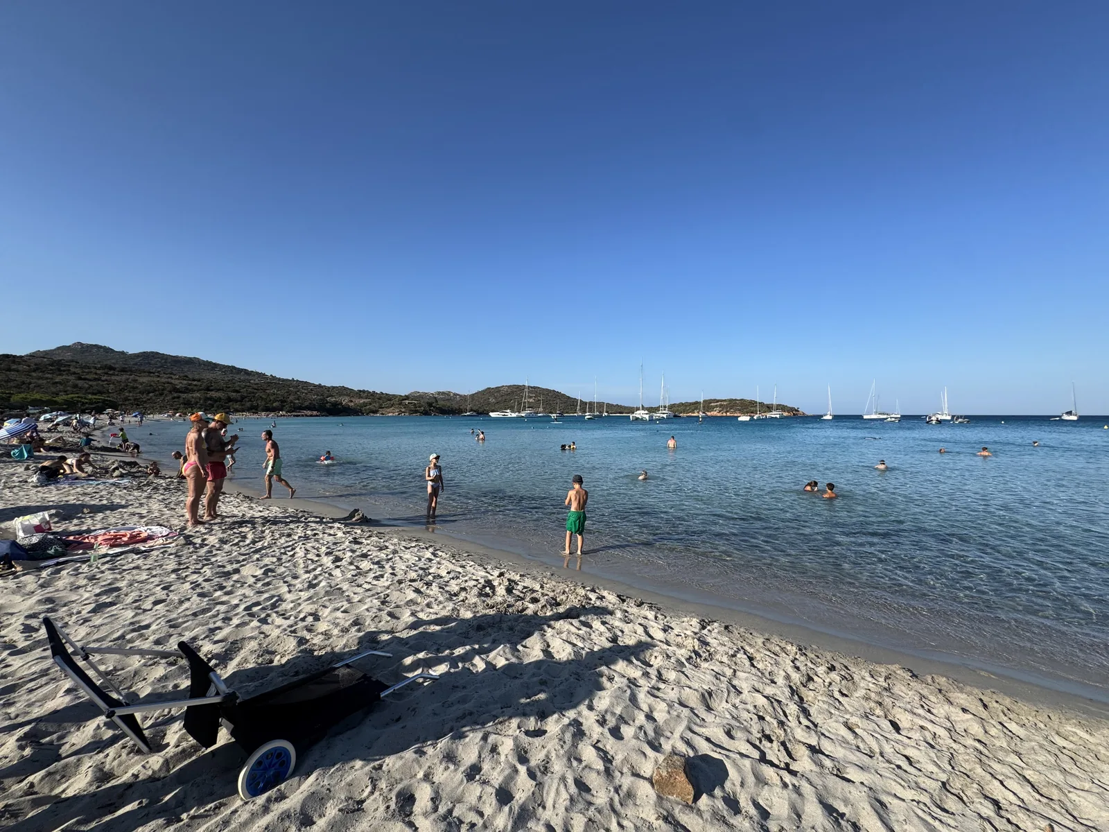 Glasklares, flaches türkises Wasser am Strand der Bucht von Rondinara