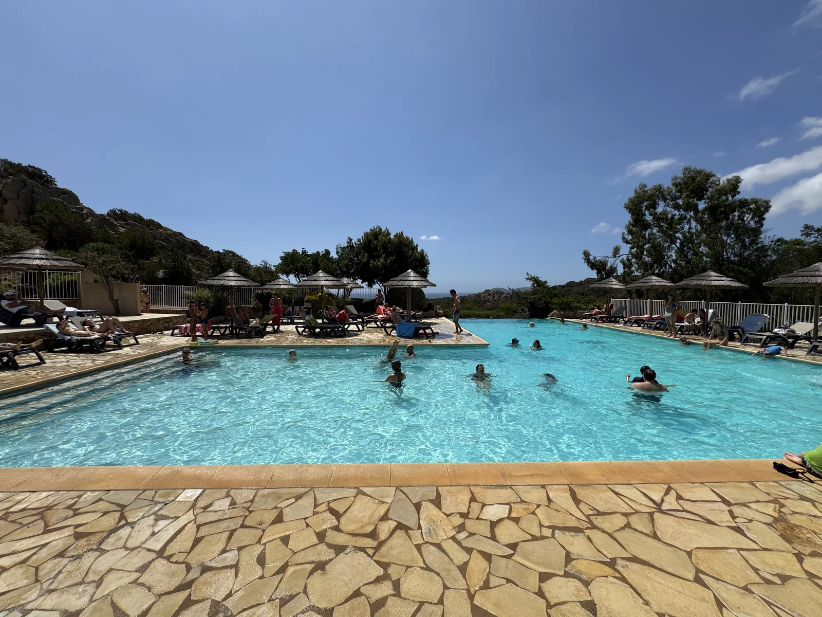 Infinity-Pool mit Liegen und Kinderbereich am Camping La Rondinara