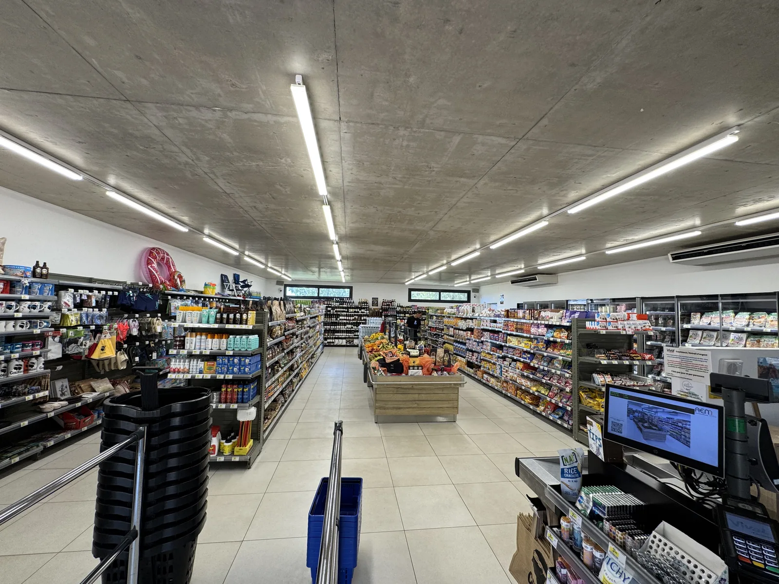 Gut gefüllter Supermarkt mit mehreren Gängen am Camping La Rondinara