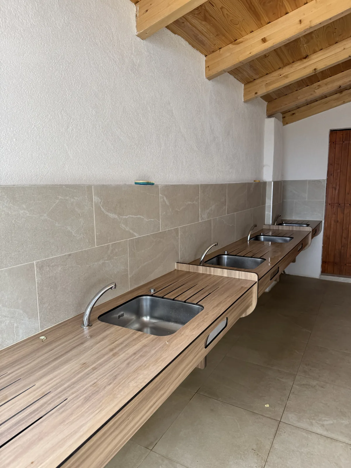 Türkises, klares Wasser im Golfe de Valinco mit Landzunge und kleinen Booten am Camping Chez Antoine