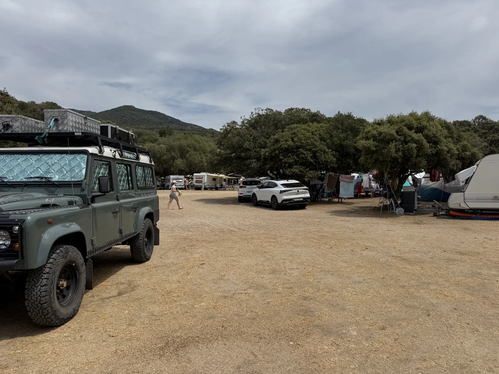 Offener, sonniger Sandstellplatz mit Campern hinter der Düne am Camping Chez Antoine im Golfe de Valinco