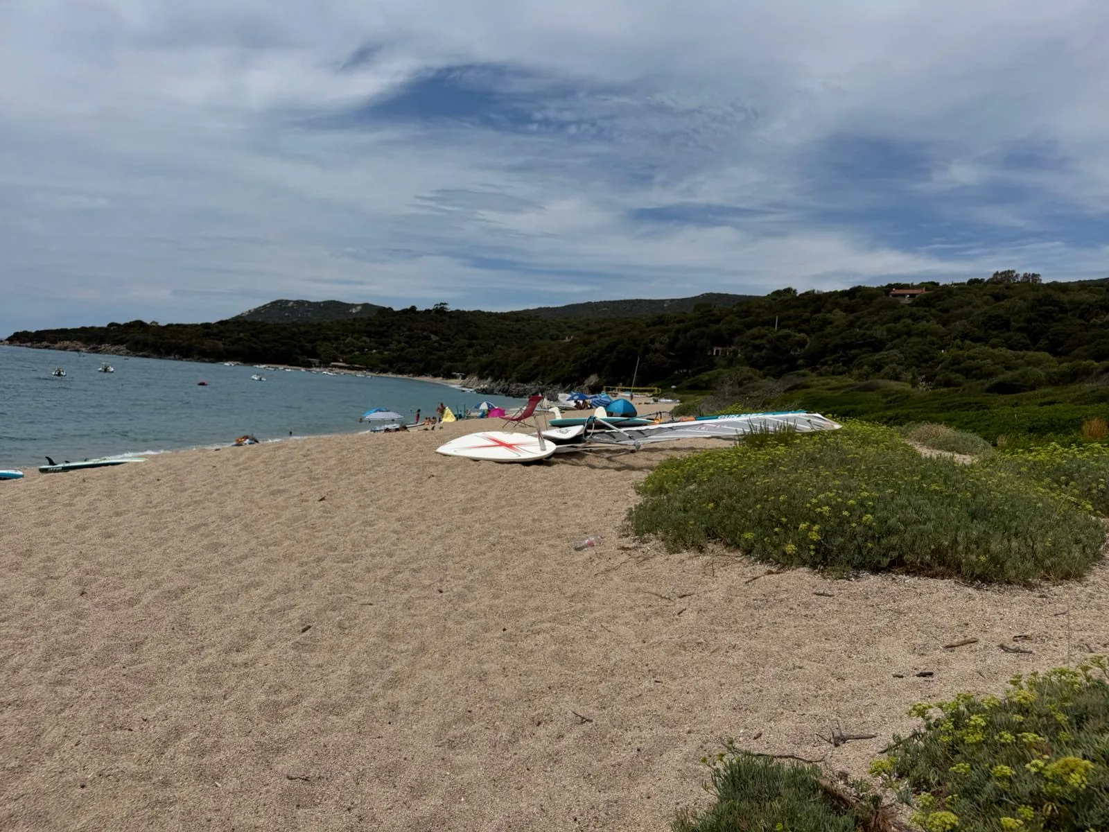 Türkise Bucht mit Sandstrand und Landzunge im Golfe de Valinco bei Olmeto-Plage am Camping Chez Antoine auf Korsika