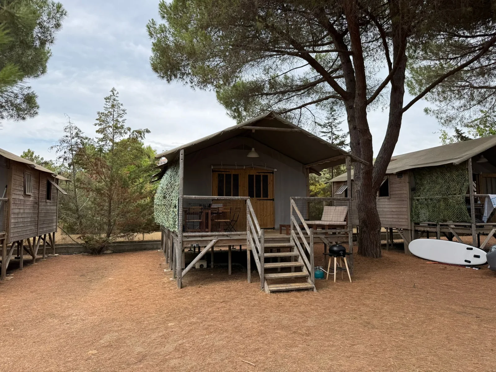 Holz-Bungalow auf Stelzen unter Pinien am Camping Ras l'Bol