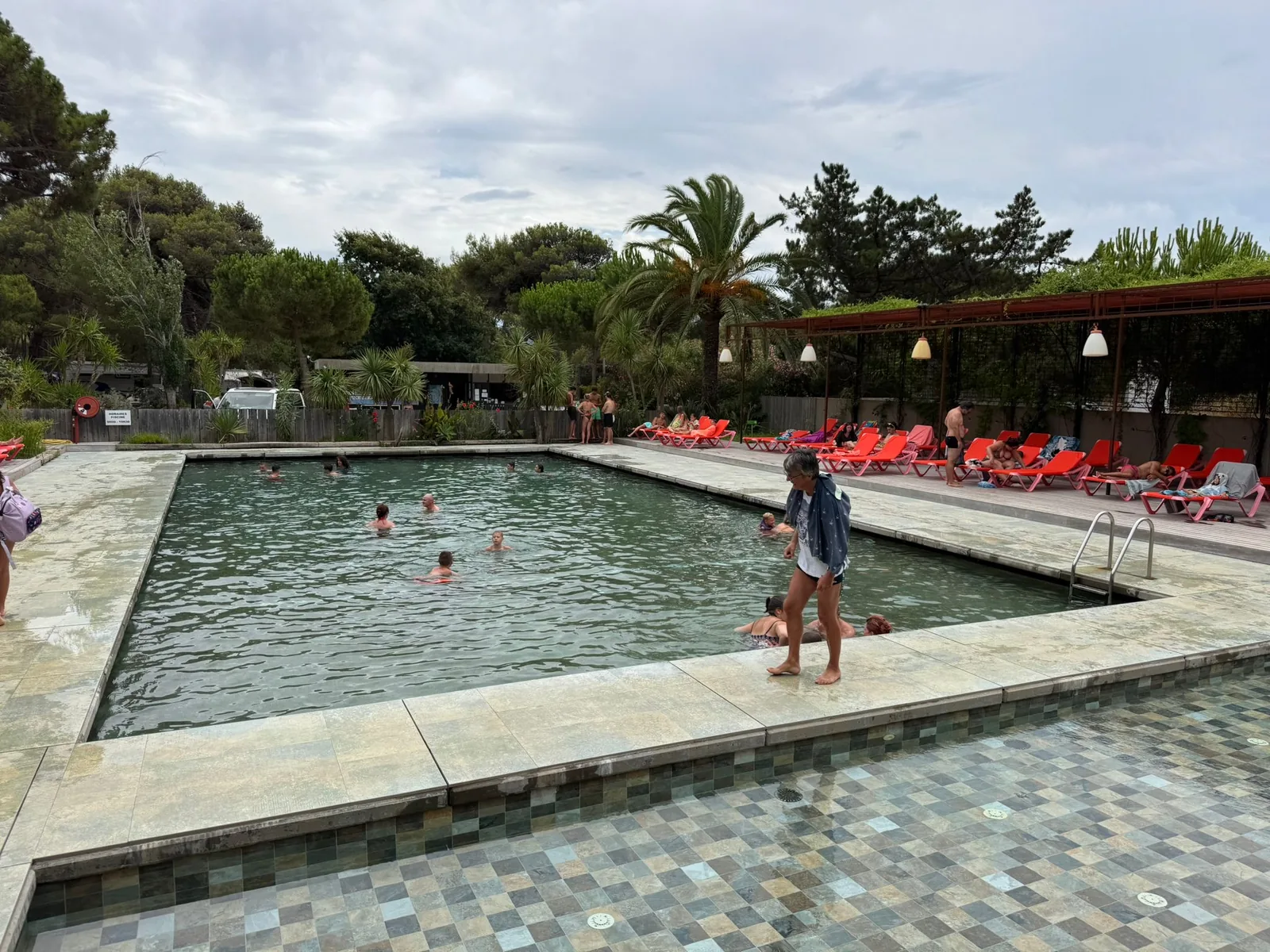 Pool mit Liegen und Palmen am Camping Ras l'Bol