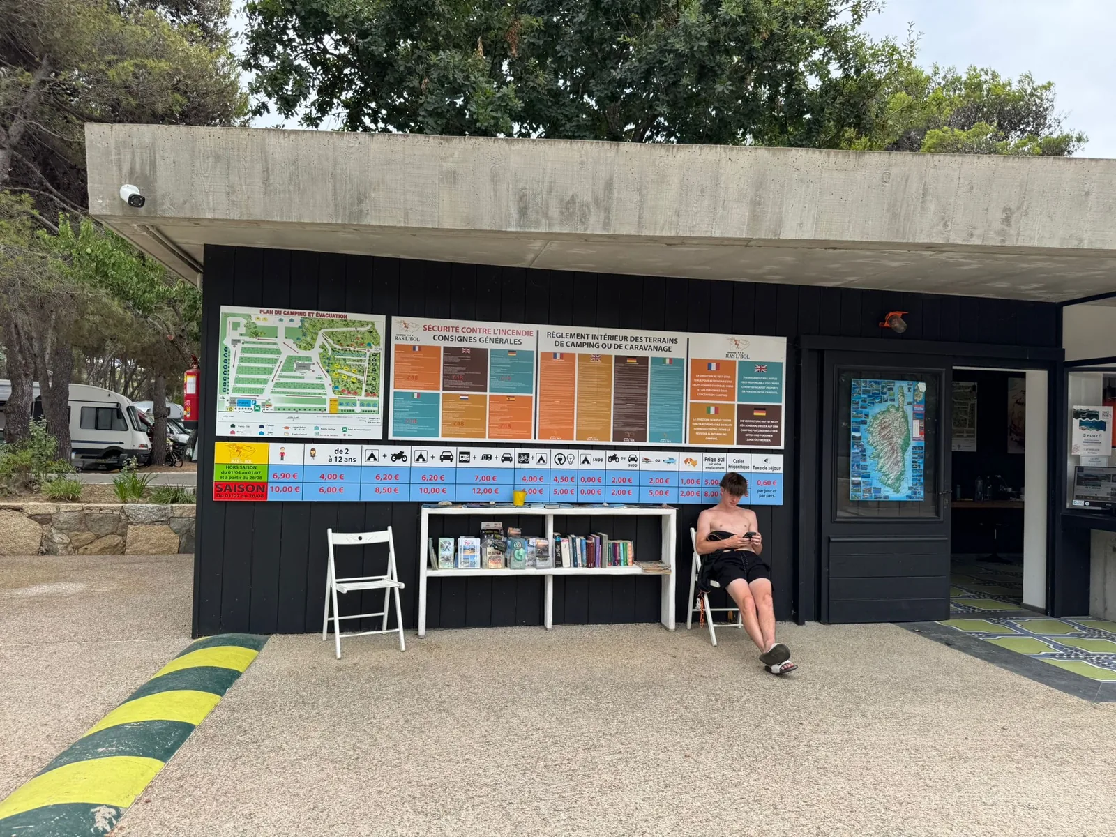 Empfang und Kiosk am Eingang des Camping Ras l'Bol