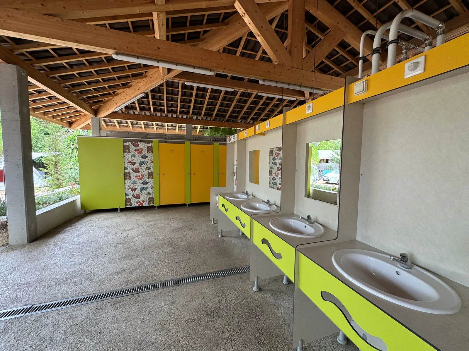 Familienfreundliches Sanitärgebäude mit Kinder-Waschbecken am Camping Ras l'Bol