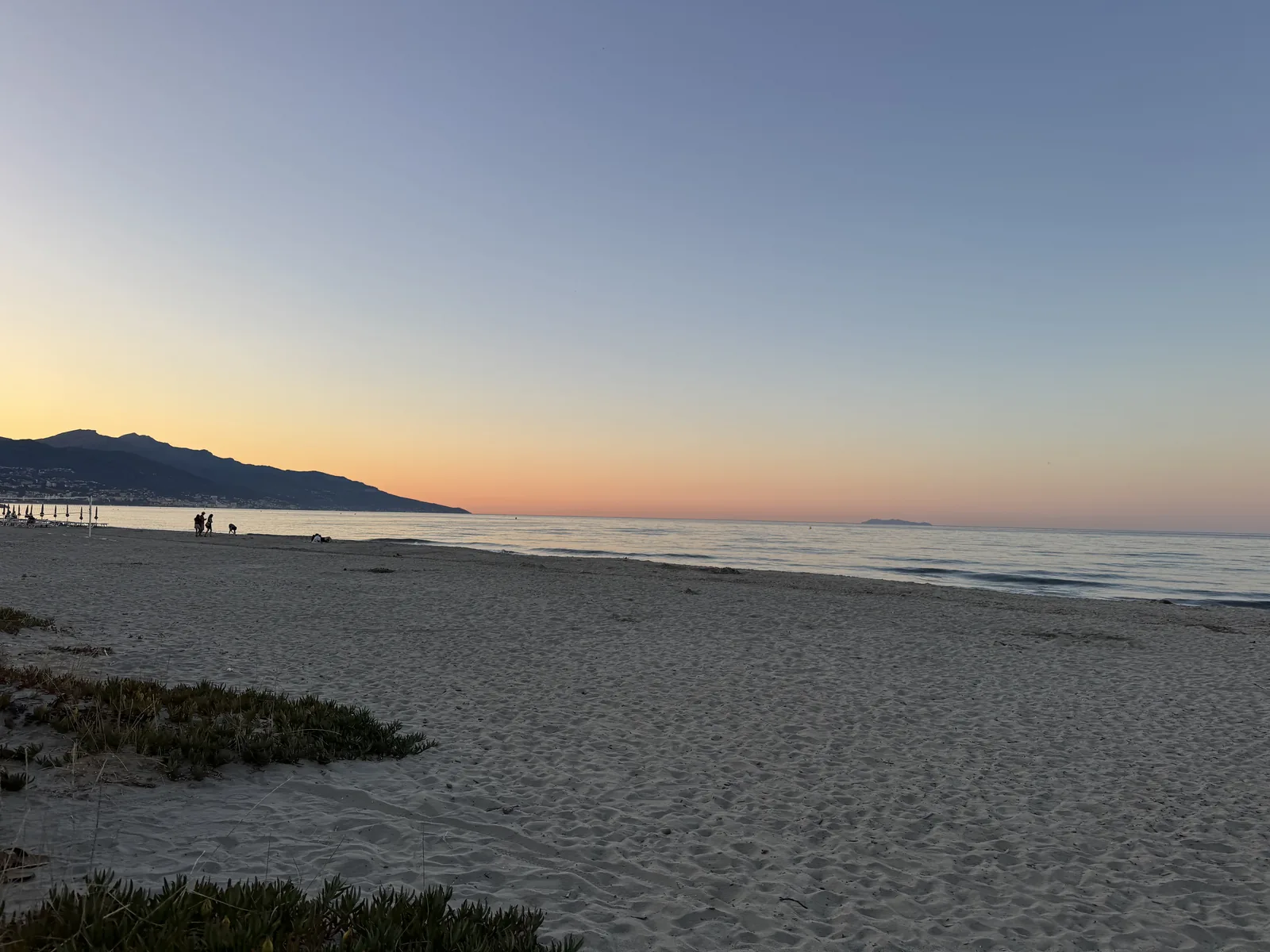 Sonnenuntergang über dem Strand von San Damiano