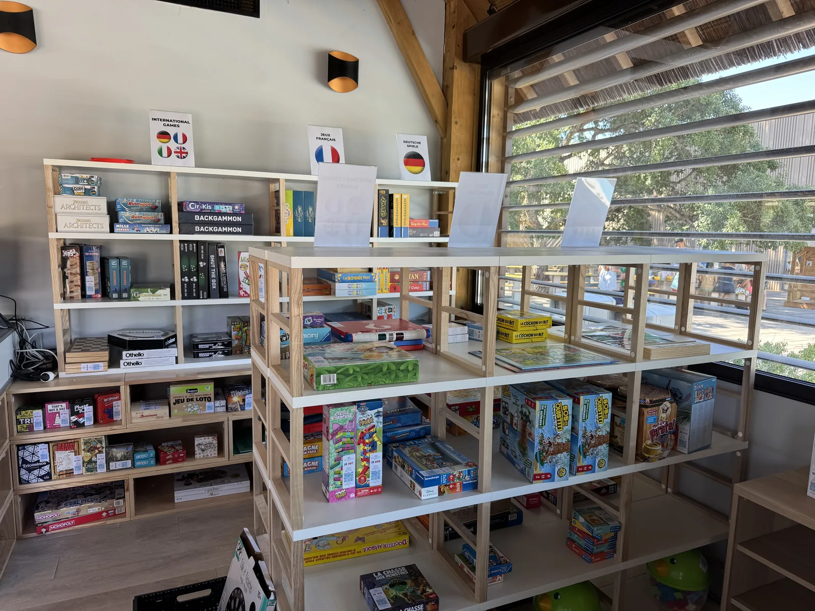 Spielraum mit Bücherregalen und Gesellschaftsspielen im Kinderclub am Camping San Damiano