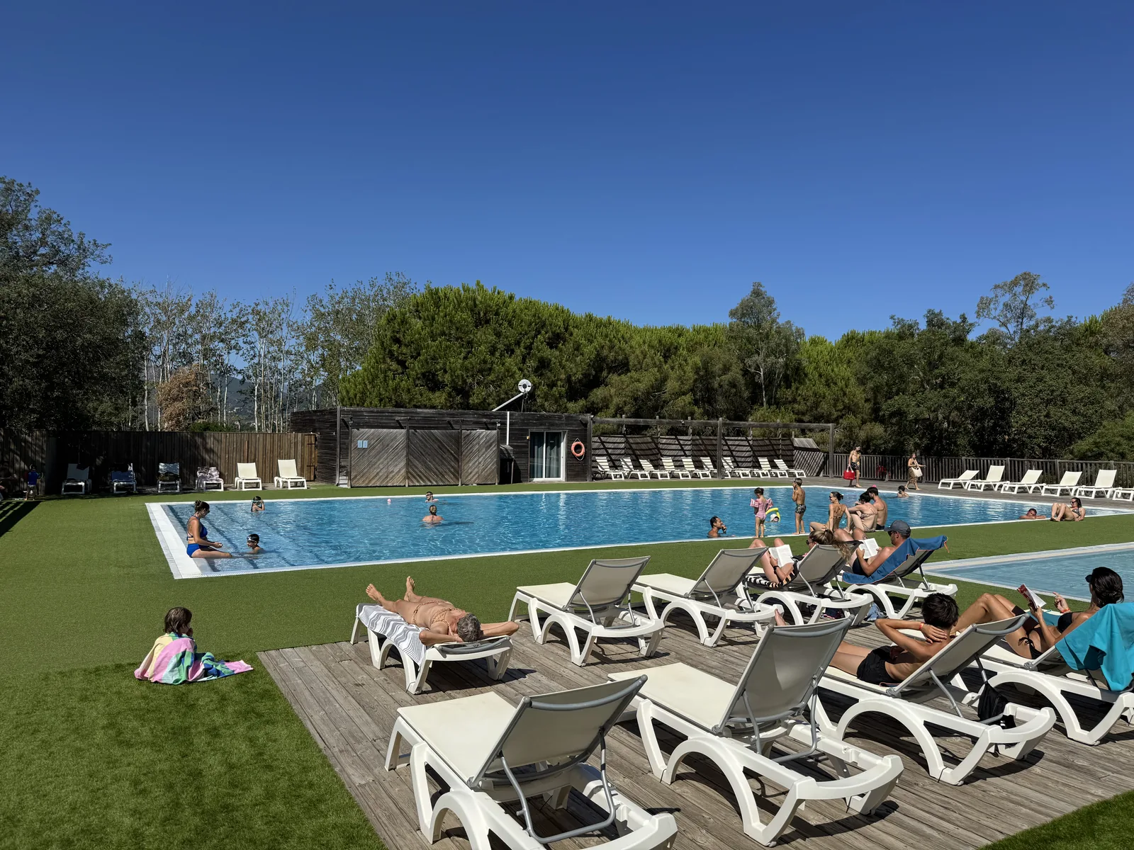 Poolbereich mit Liegen am Camping San Damiano