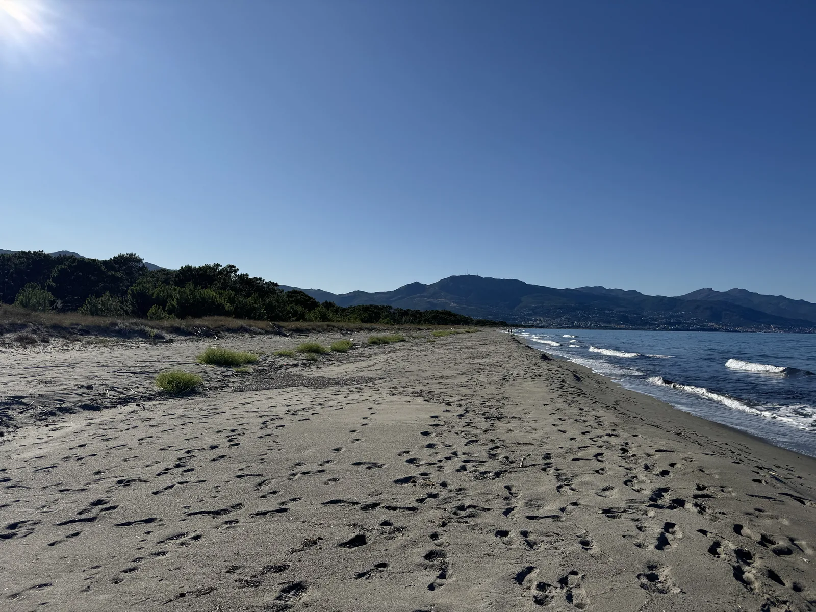 Weiter, flacher Sandstrand am Camping San Damiano