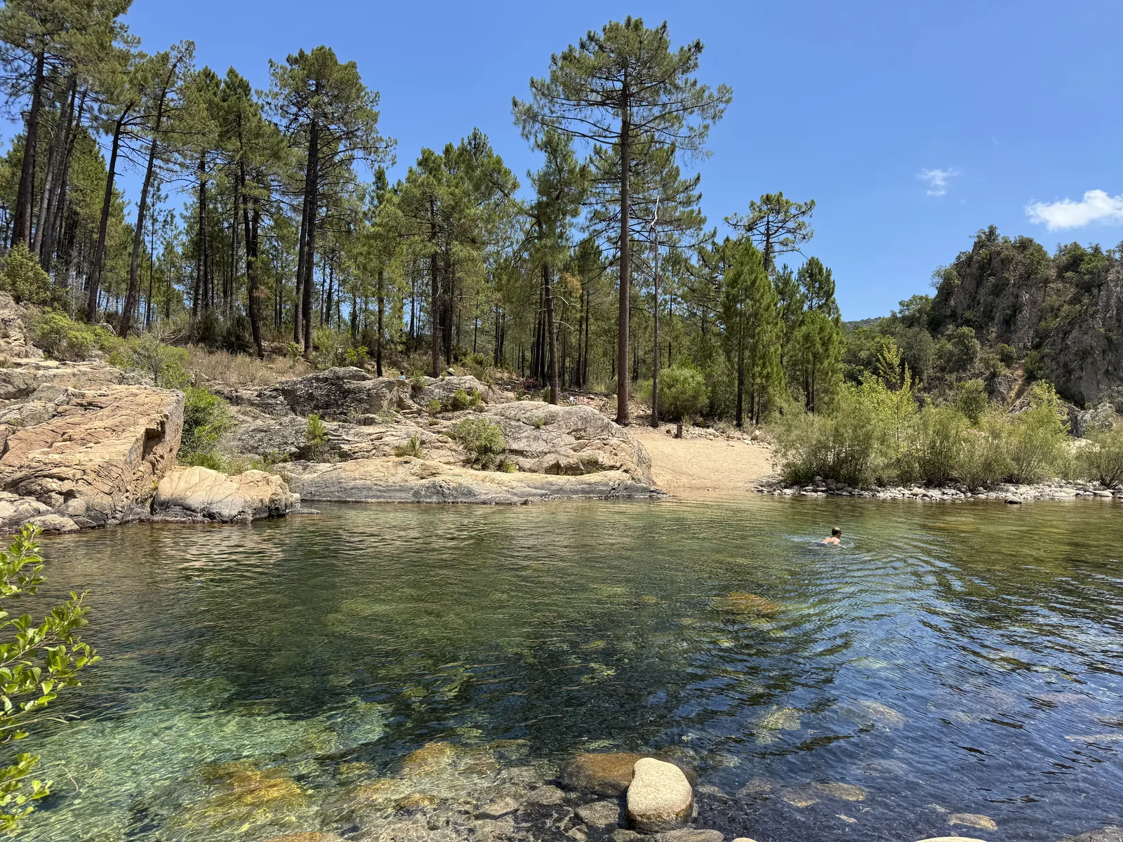 Glasklarer Badegumpen mit Granitfelsen im Fluss Solenzara am Camping U Rosumarinu auf Korsika
