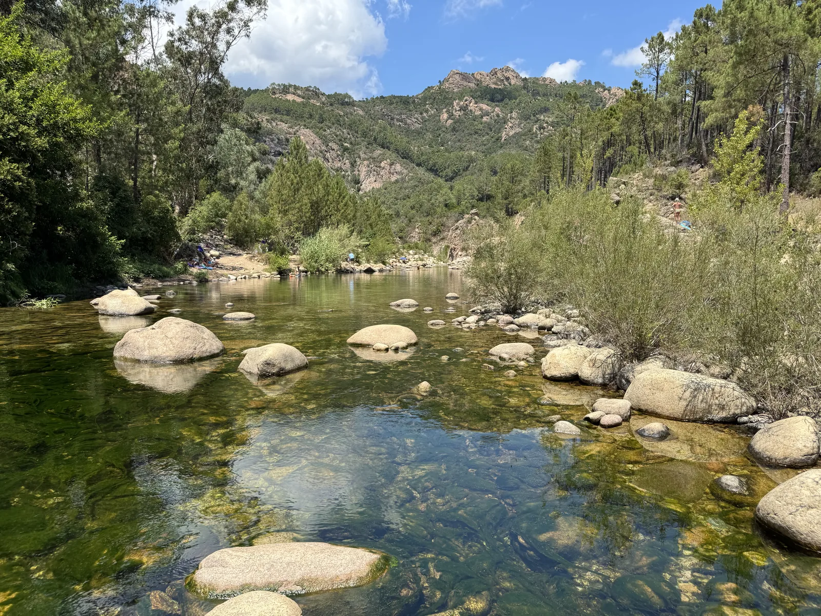 Klarer Fluss mit Granitfelsen und natürlichen Badegumpen am Camping U Rosumarinu unterhalb des Bavella-Massivs auf Korsika