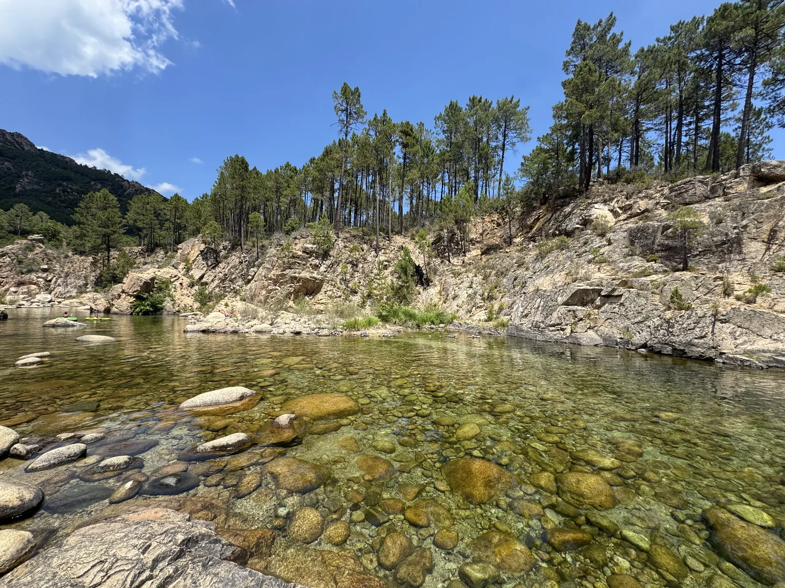 Felsschlucht mit ruhigem grünem Wasserbecken im Fluss Solenzara