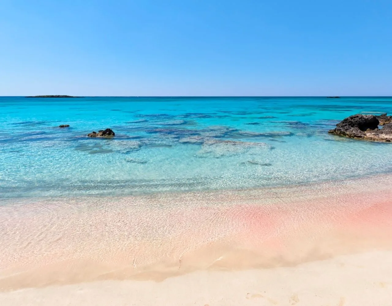Elafonissi Strand auf Kreta – rosa Sand und flaches türkisfarbenes Wasser