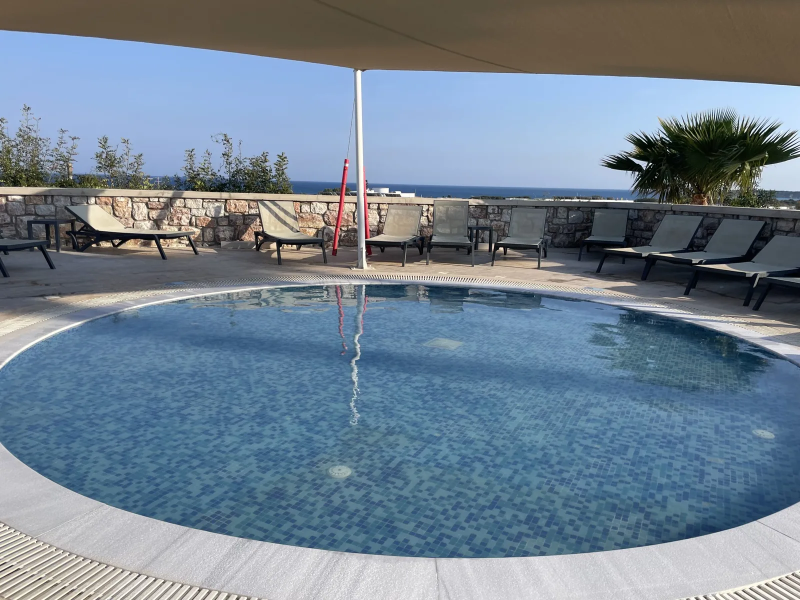 Überdachter Babypool mit sehr flachem Wasser