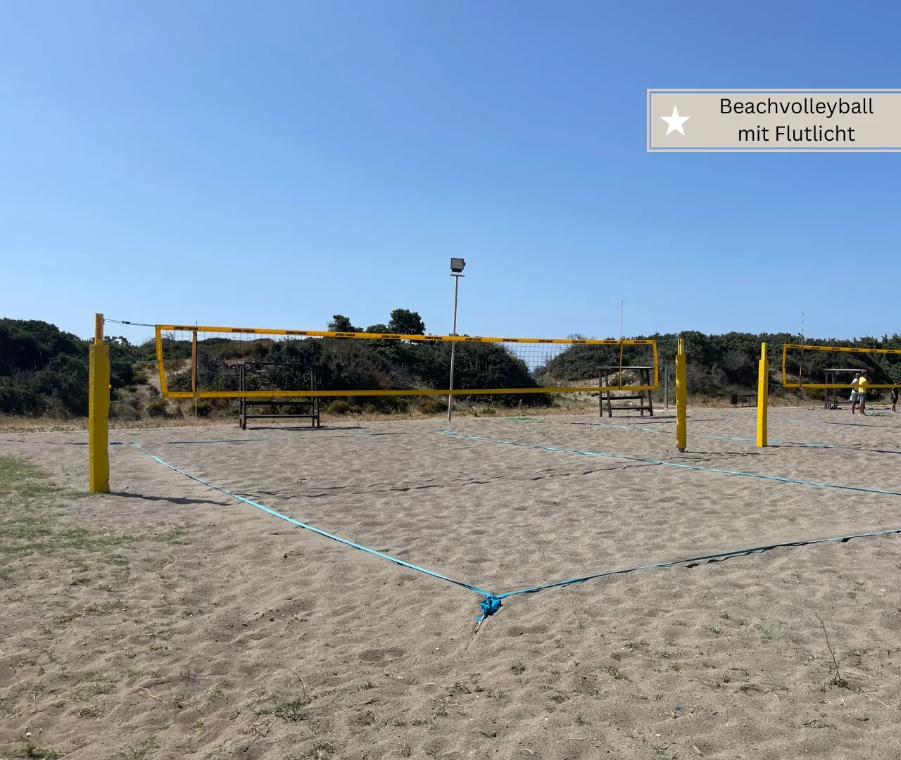 Beachvolleyballfeld mit Netz und gepflegtem Sand