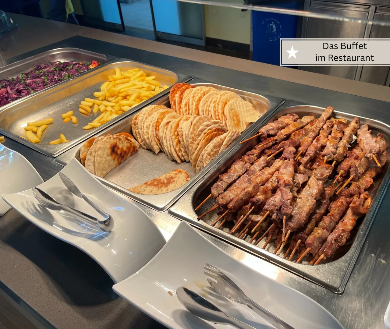 Salat- und Vorspeisenbuffet mit frischem Gemüse