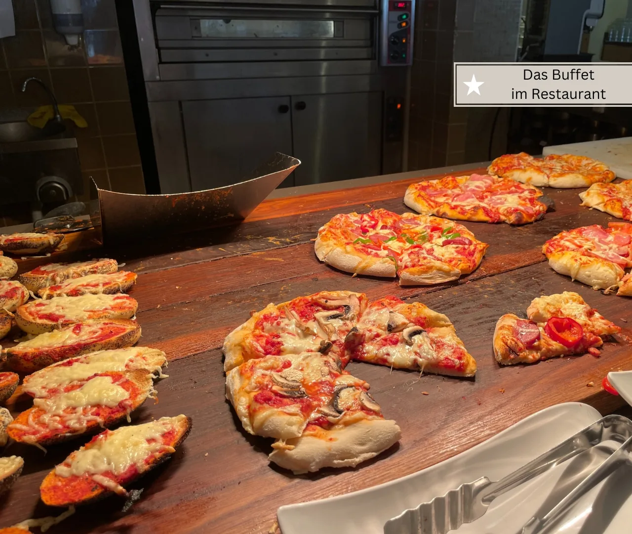 Buffetstation mit warmen Hauptgerichten