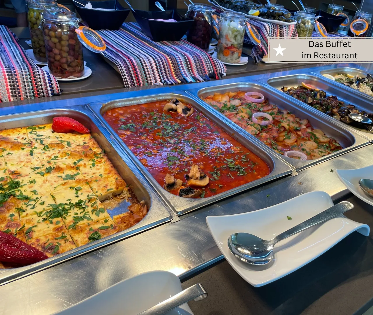 Teller mit Fleisch, Gemüse und Beilagen vom Buffet