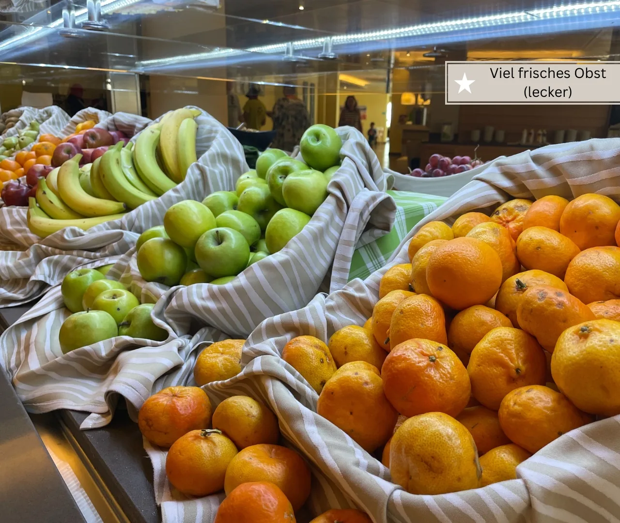Backwaren und Aufschnitt am Frühstücksbuffet