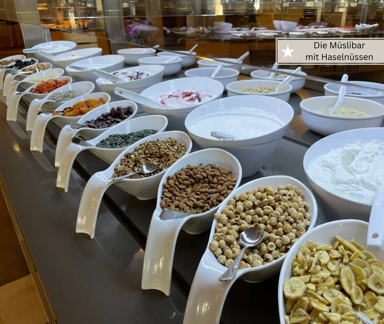 Frühstücksbuffet mit Obst, Brot und warmen Speisen