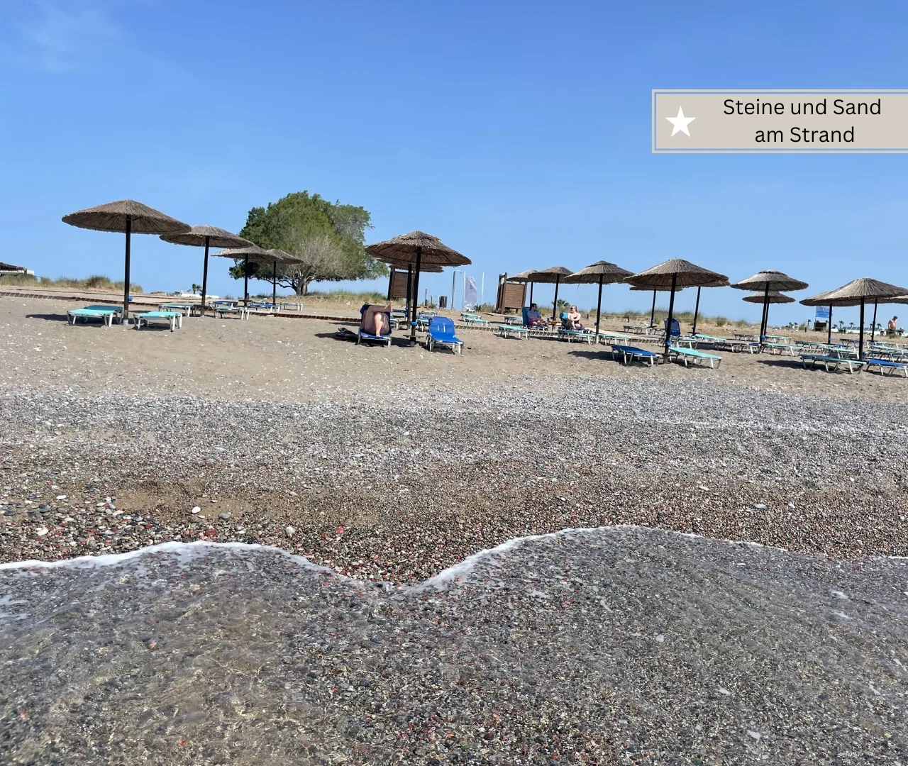 Strandabschnitt aus einer Mischung von Sand und flachen Steinen