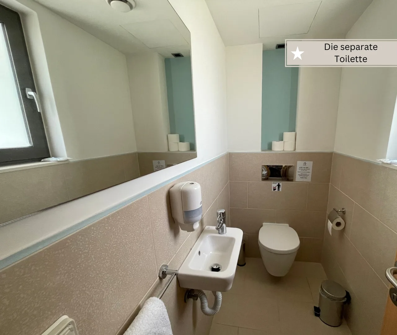Zweite Toilette im Familienzimmer neben dem Badezimmer