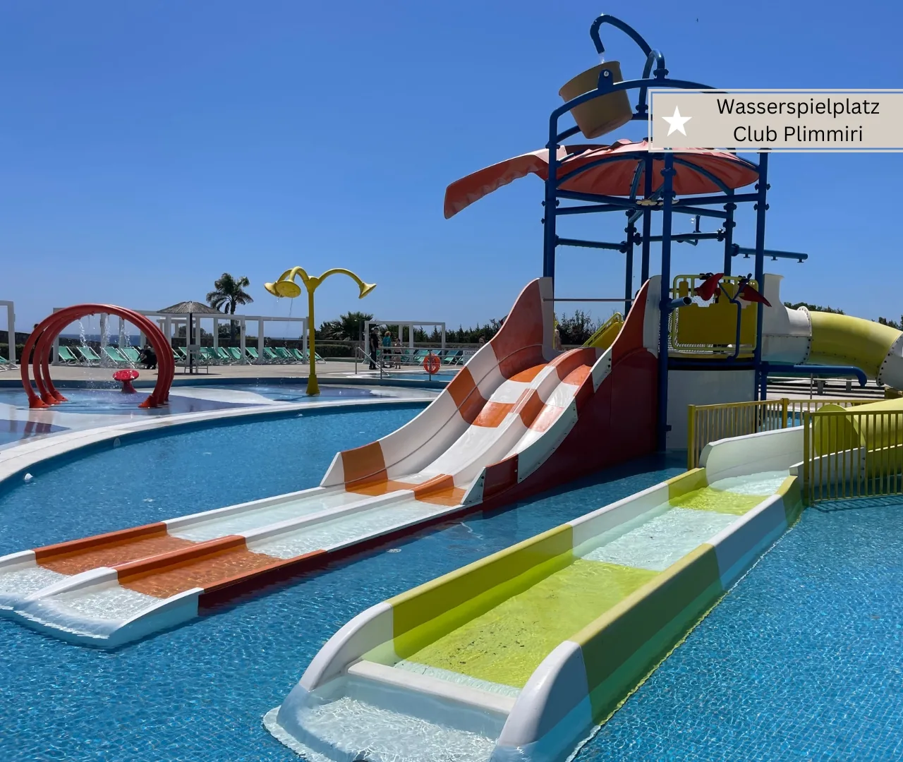 Wasserspielplatz für Kleinkinder mit flachem Becken und kleinen Rutschen