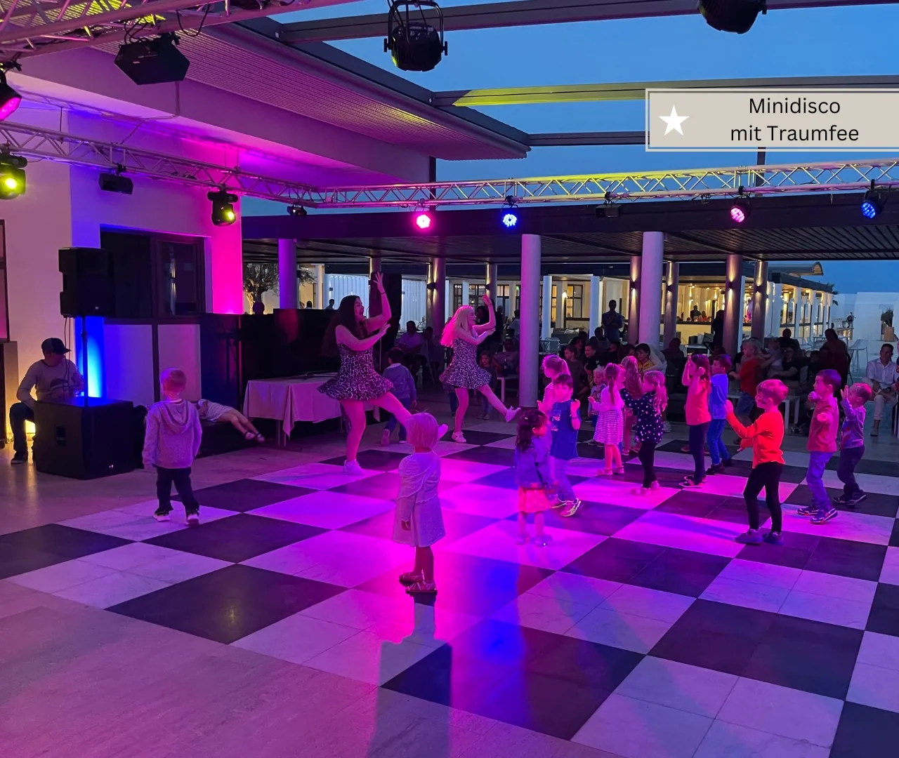 Kinder tanzen bei der Mini-Disco vor der Bühne