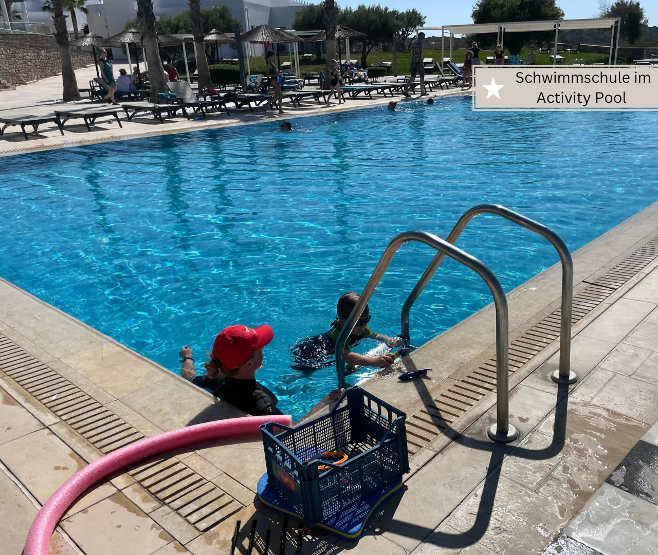Schwimmunterricht der Schwimmschule Sharky im Pool