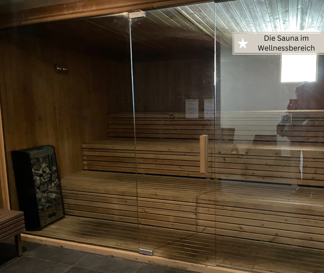 Hallenbad des Wellnessbereichs mit Liegen am Beckenrand