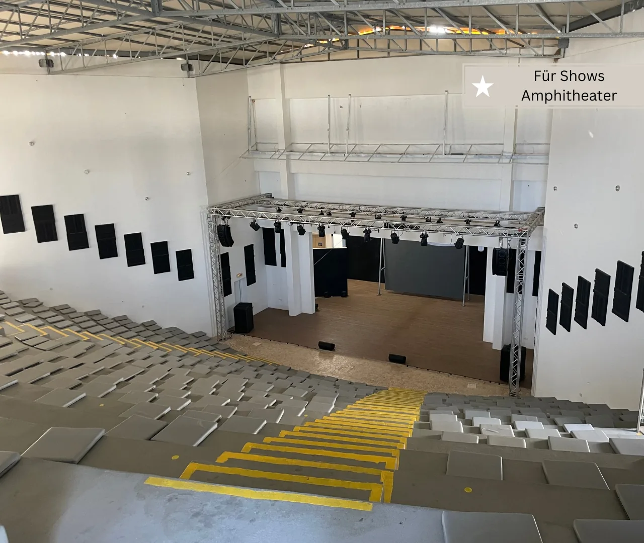 Abendshow auf der Bühne des Amphitheaters vor vollen Rängen