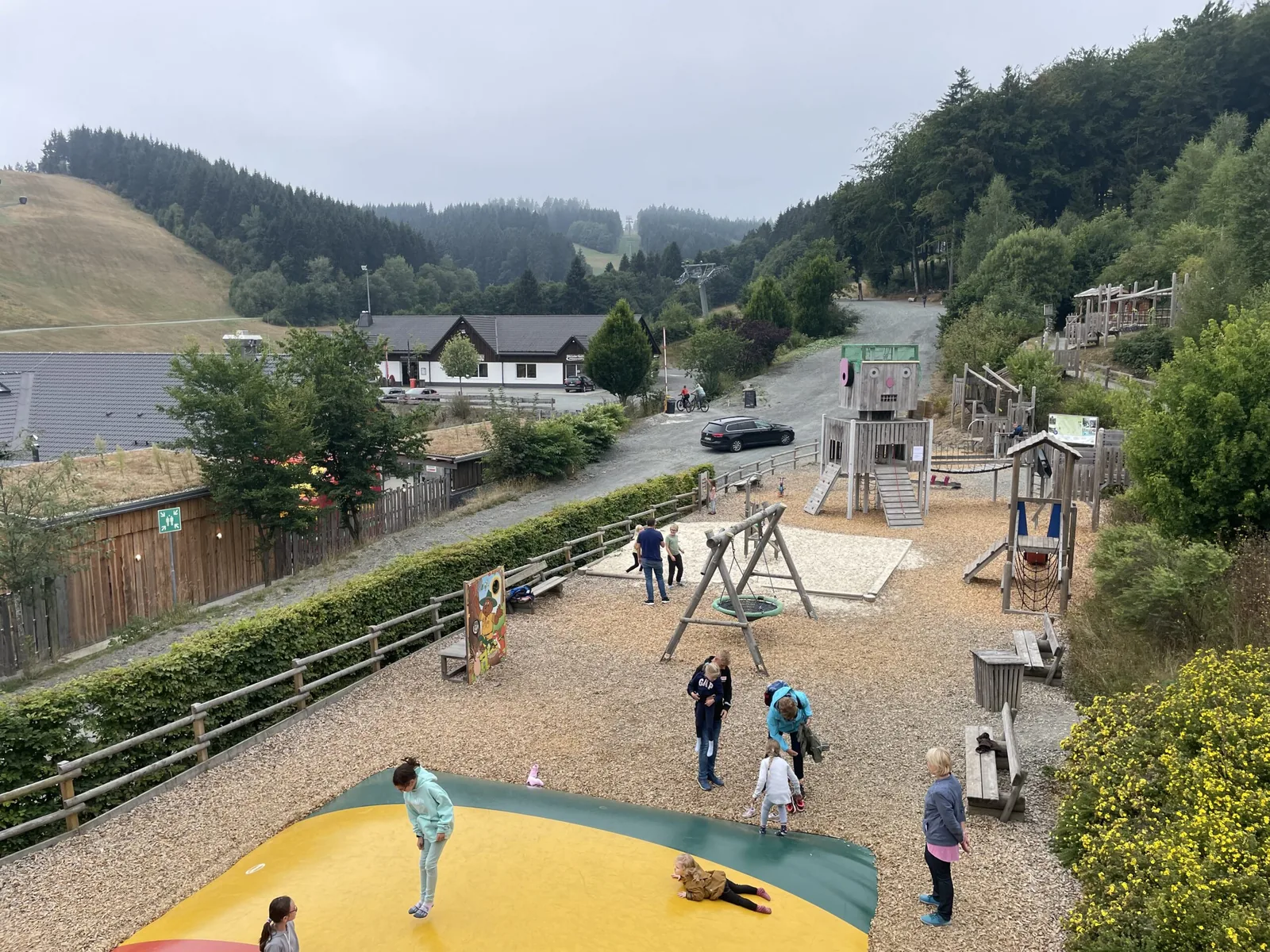 Spielplatz und Trampolin im Landal Winterberg